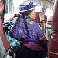 Femme en tenue traditionnelle dans le bus