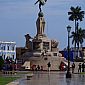 Tous ces bâtiments sont autour de cette statue qui représente l'indépendance de la ville de Trujillo, 1ère ville indépendante du Pérou.