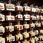 Le pavillon d'or, Kinkaku-ji, ici les souhaits et voeux des gens sont notés sur ces plaques en bois...